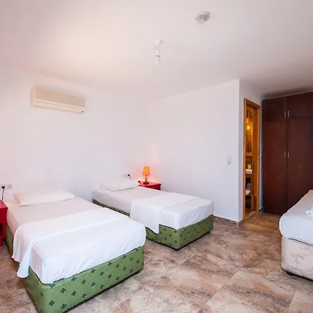 Chimera Pia Aparts Hotell 3*